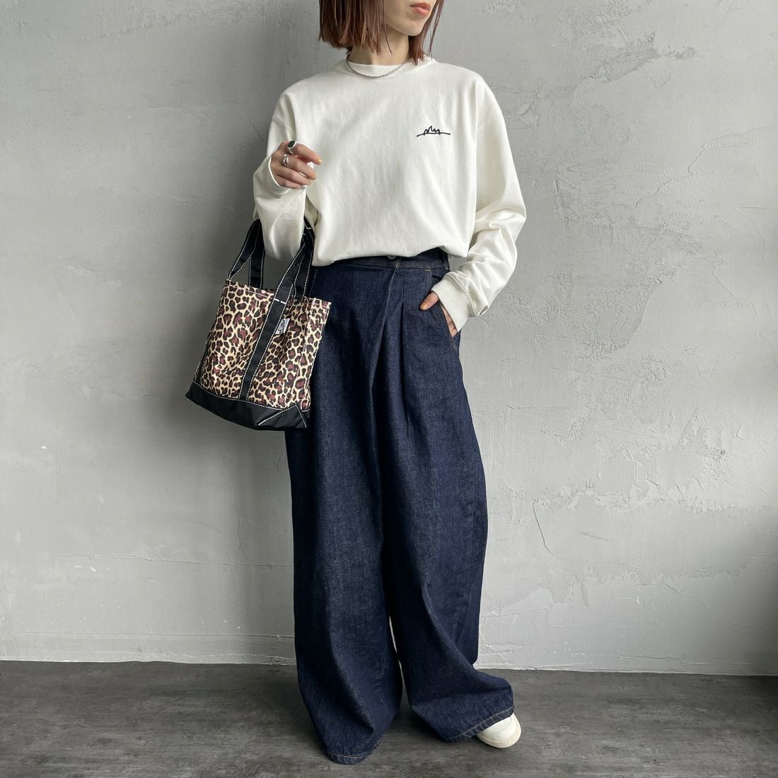 MANHATTAN PORTAGE [マンハッタンポーテージ] 別注 手書き風バックプリント ロングスリーブTシャツ [25FWMP-IN76-JF] IVORY &&モデル身長：158cm 着用サイズ：S&&