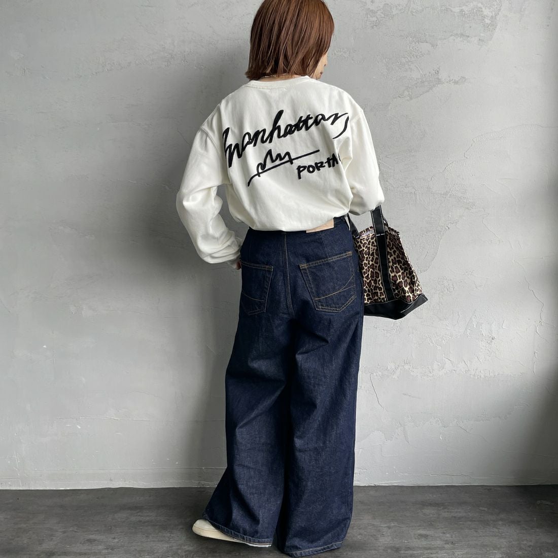 MANHATTAN PORTAGE [マンハッタンポーテージ] 別注 手書き風バックプリント ロングスリーブTシャツ [25FWMP-IN76-JF] IVORY &&モデル身長：158cm 着用サイズ：S&&