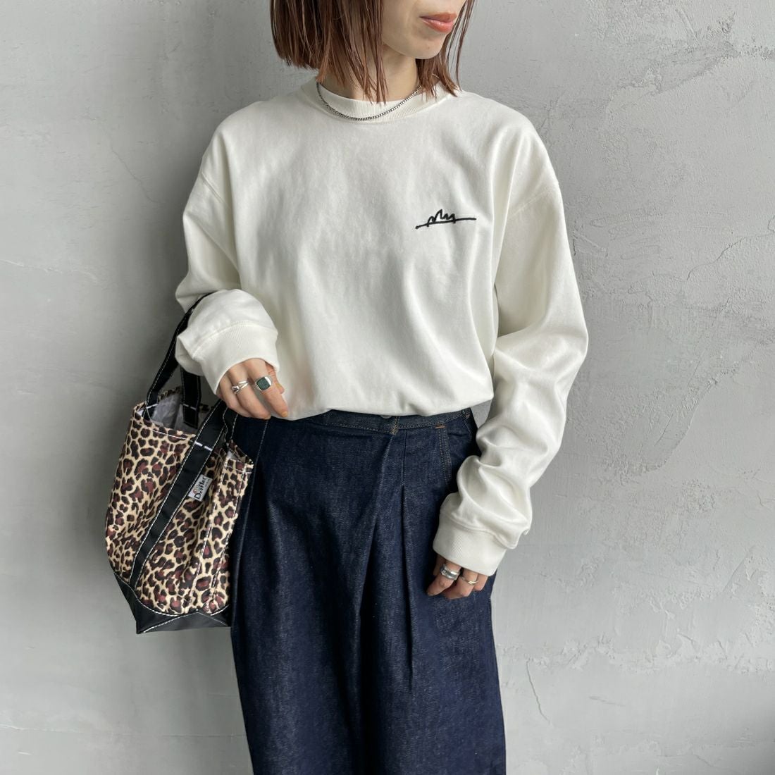 MANHATTAN PORTAGE [マンハッタンポーテージ] 別注 手書き風バックプリント ロングスリーブTシャツ [25FWMP-IN76-JF] IVORY &&モデル身長：158cm 着用サイズ：S&&