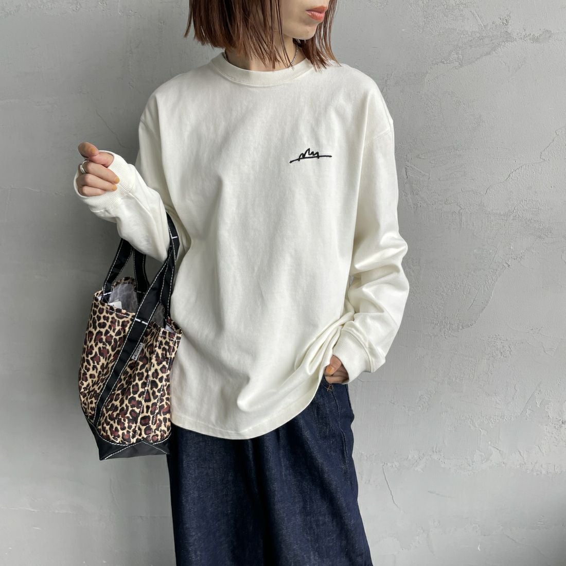 MANHATTAN PORTAGE [マンハッタンポーテージ] 別注 手書き風バックプリント ロングスリーブTシャツ [25FWMP-IN76-JF] IVORY &&モデル身長：158cm 着用サイズ：S&&