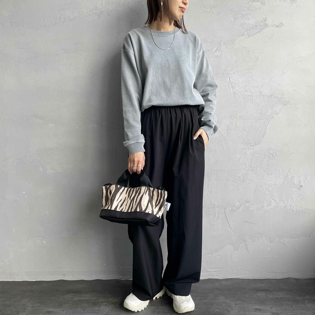 MANHATTAN PORTAGE [マンハッタンポーテージ] 別注 手書き風バックプリント ロングスリーブTシャツ [25FWMP-IN76-JF] GRAY &&モデル身長：159cm 着用サイズ：S&&