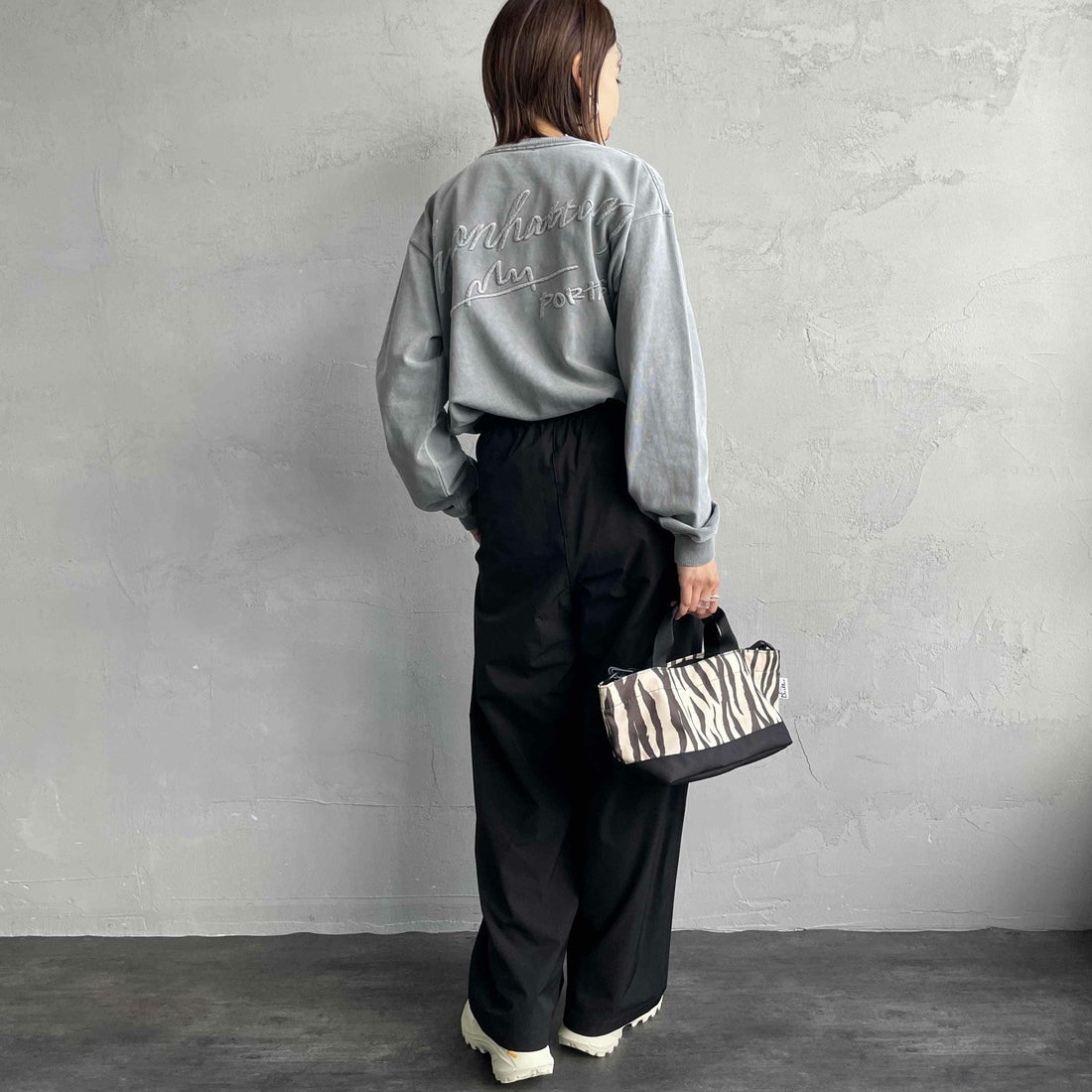 MANHATTAN PORTAGE [マンハッタンポーテージ] 別注 手書き風バックプリント ロングスリーブTシャツ [25FWMP-IN76-JF] GRAY &&モデル身長：159cm 着用サイズ：S&&