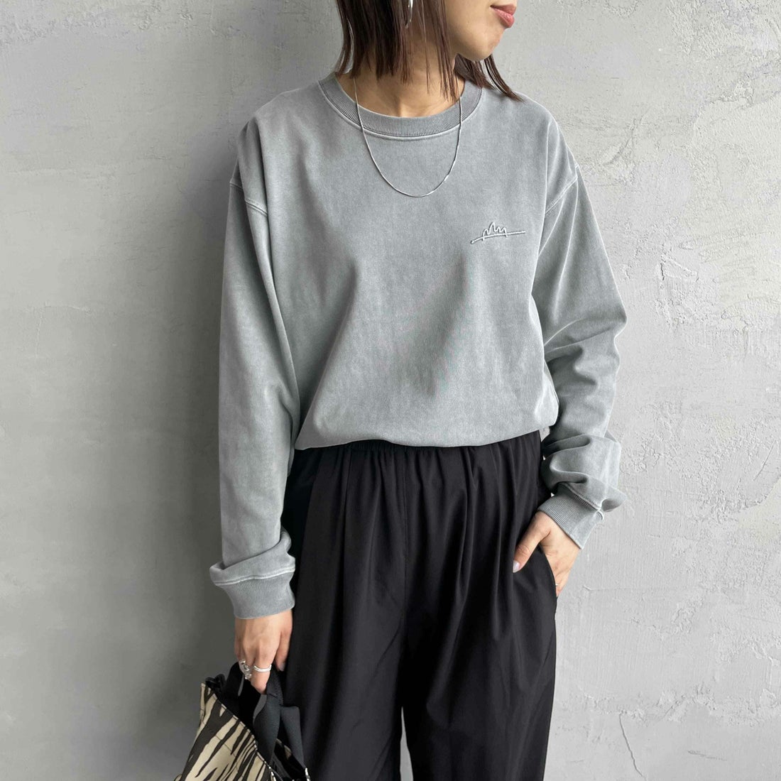 MANHATTAN PORTAGE [マンハッタンポーテージ] 別注 手書き風バックプリント ロングスリーブTシャツ [25FWMP-IN76-JF] GRAY &&モデル身長：159cm 着用サイズ：S&&