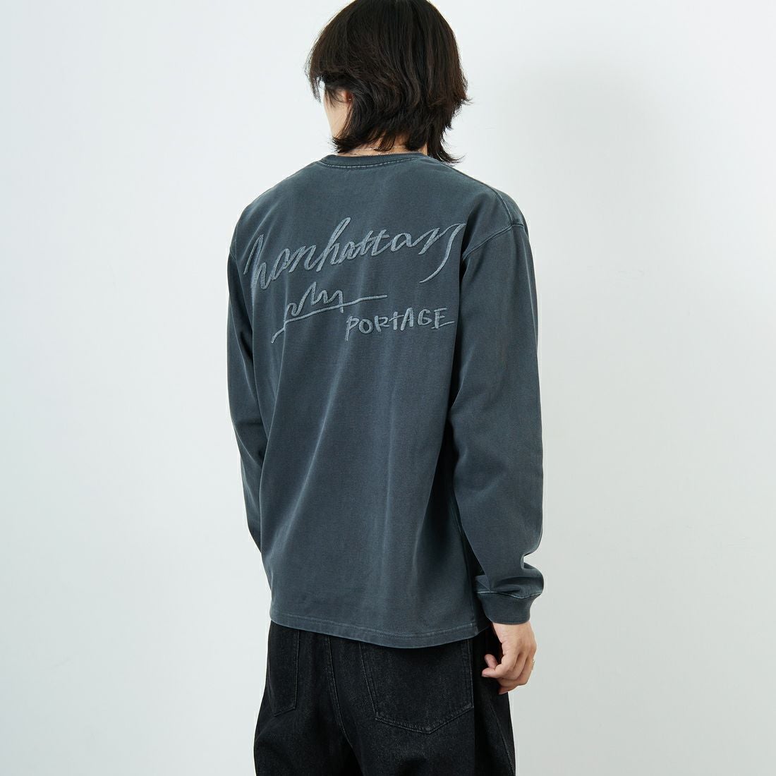 MANHATTAN PORTAGE [マンハッタンポーテージ] 別注 手書き風バックプリント ロングスリーブTシャツ [25FWMP-IN76-JF] CHARCOAL &&モデル身長：179cm 着用サイズ：L&&