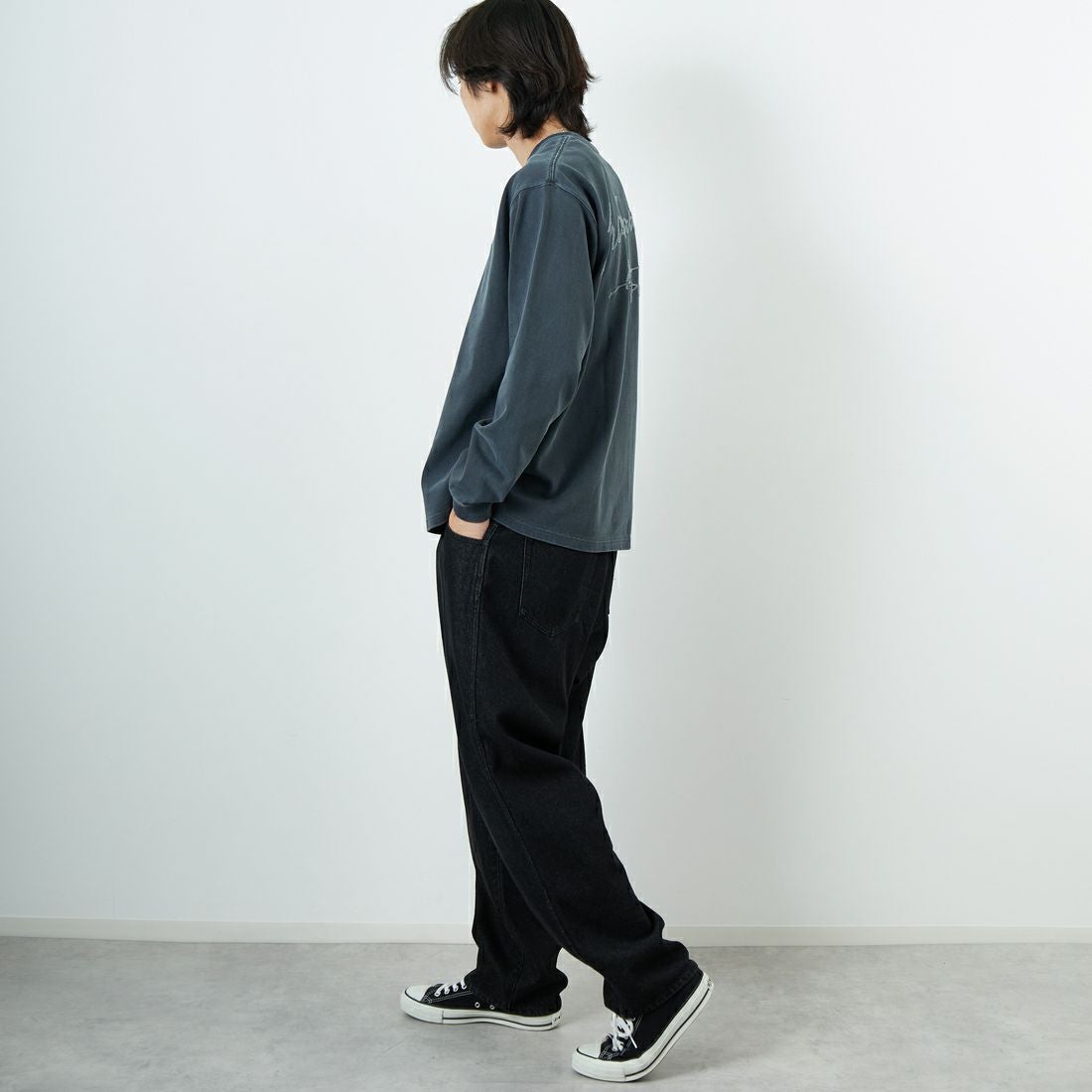 MANHATTAN PORTAGE [マンハッタンポーテージ] 別注 手書き風バックプリント ロングスリーブTシャツ [25FWMP-IN76-JF] CHARCOAL &&モデル身長：179cm 着用サイズ：L&&