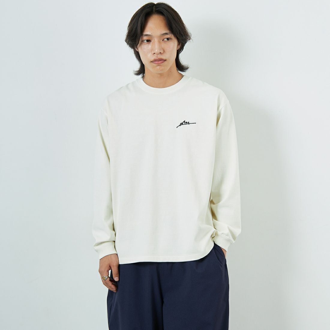 MANHATTAN PORTAGE [マンハッタンポーテージ] 別注 手書き風バックプリント ロングスリーブTシャツ [25FWMP-IN76-JF] IVORY &&モデル身長：179cm 着用サイズ：L&&