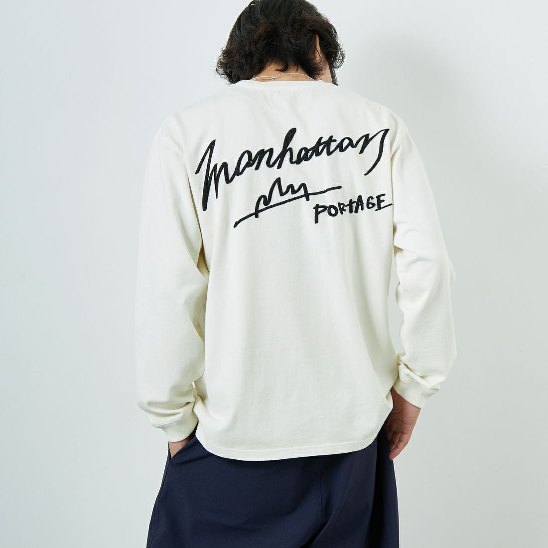 MANHATTAN PORTAGE [マンハッタンポーテージ] 別注 手書き風バックプリント ロングスリーブTシャツ [25FWMP-IN76-JF] IVORY &&モデル身長：179cm 着用サイズ：L&&