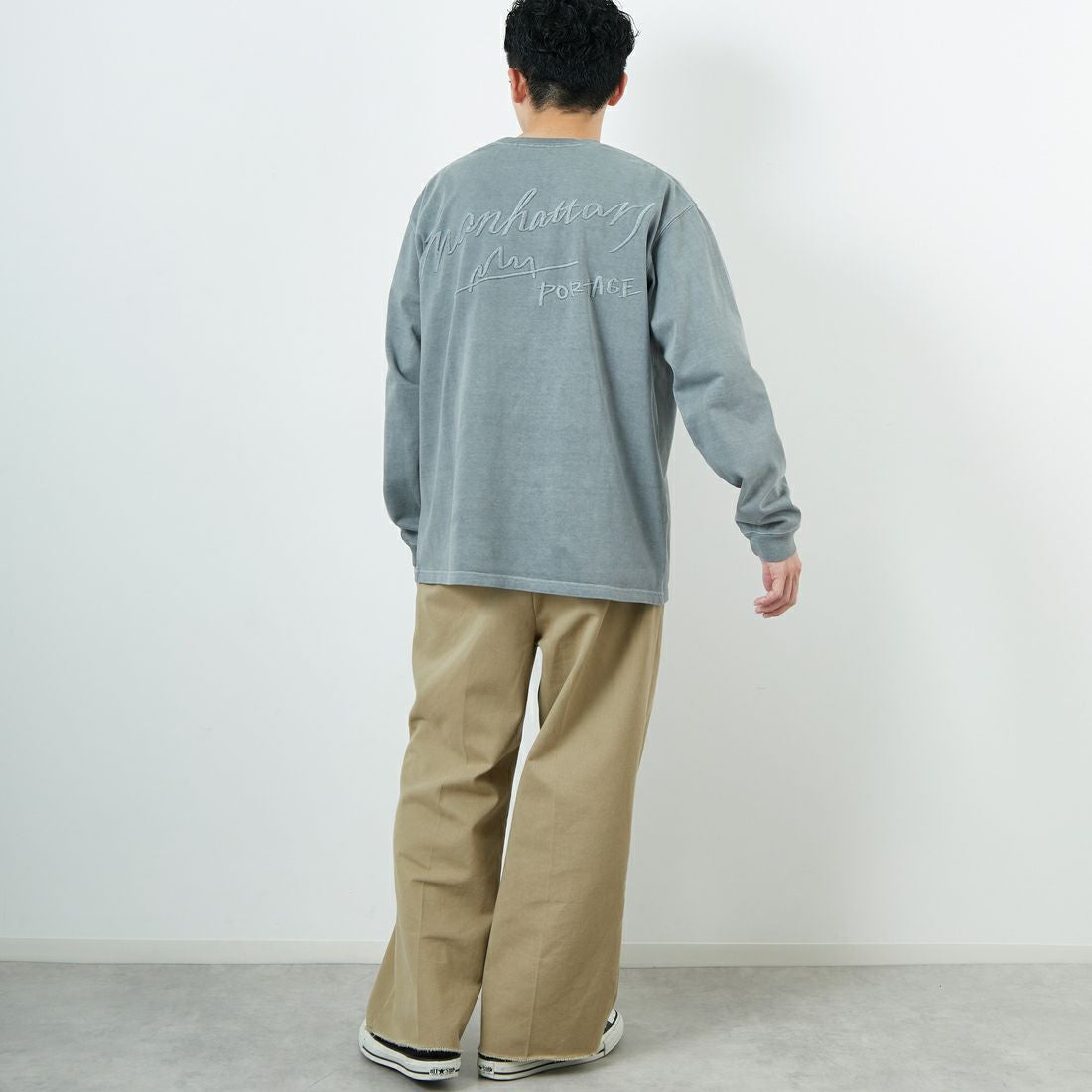 MANHATTAN PORTAGE [マンハッタンポーテージ] 別注 手書き風バックプリント ロングスリーブTシャツ [25FWMP-IN76-JF] GRAY &&モデル身長：167cm 着用サイズ：L&&
