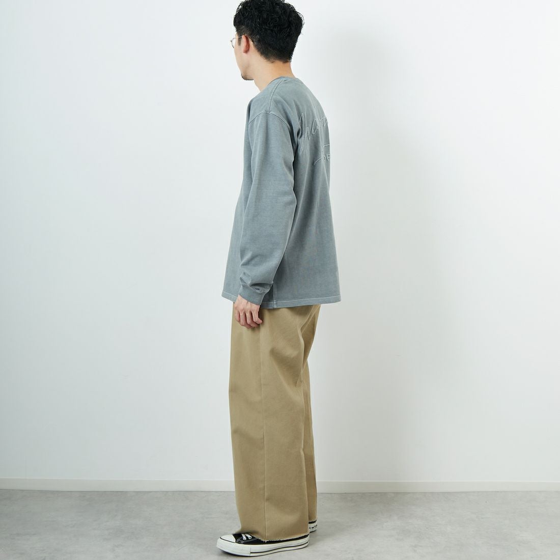 MANHATTAN PORTAGE [マンハッタンポーテージ] 別注 手書き風バックプリント ロングスリーブTシャツ [25FWMP-IN76-JF] GRAY &&モデル身長：167cm 着用サイズ：L&&