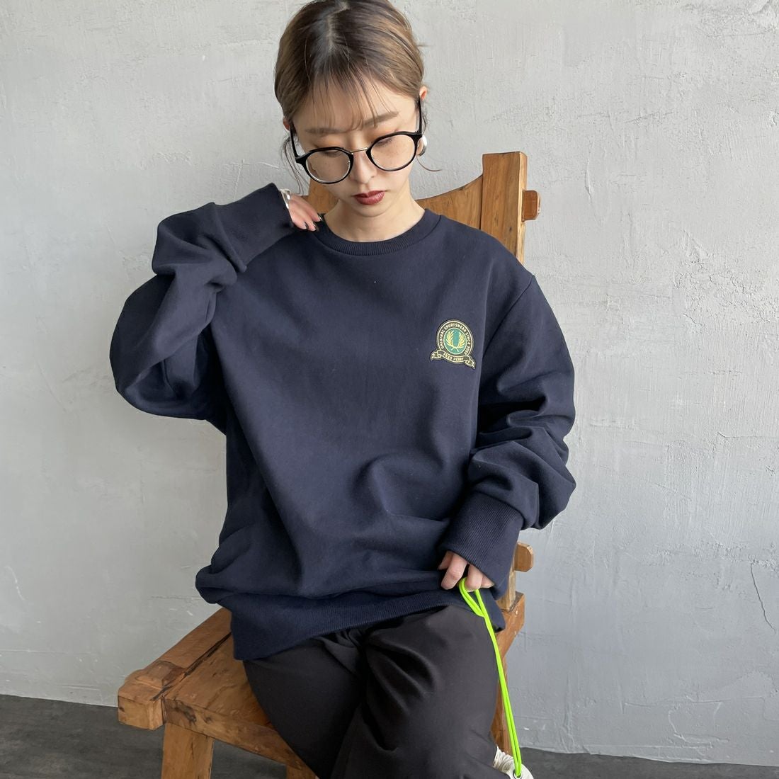 FRED PERRY [フレッドペリー] テニスバッジ クルーネックスウェット [M1751] 608 NAVY &&モデル身長：150cm 着用サイズ：S&&