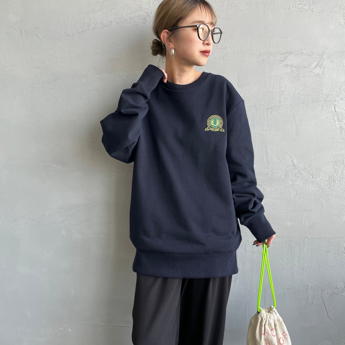FRED PERRY [フレッドペリー] テニスバッジ クルーネックスウェット [M1751] 608 NAVY &&モデル身長：150cm 着用サイズ：S&&