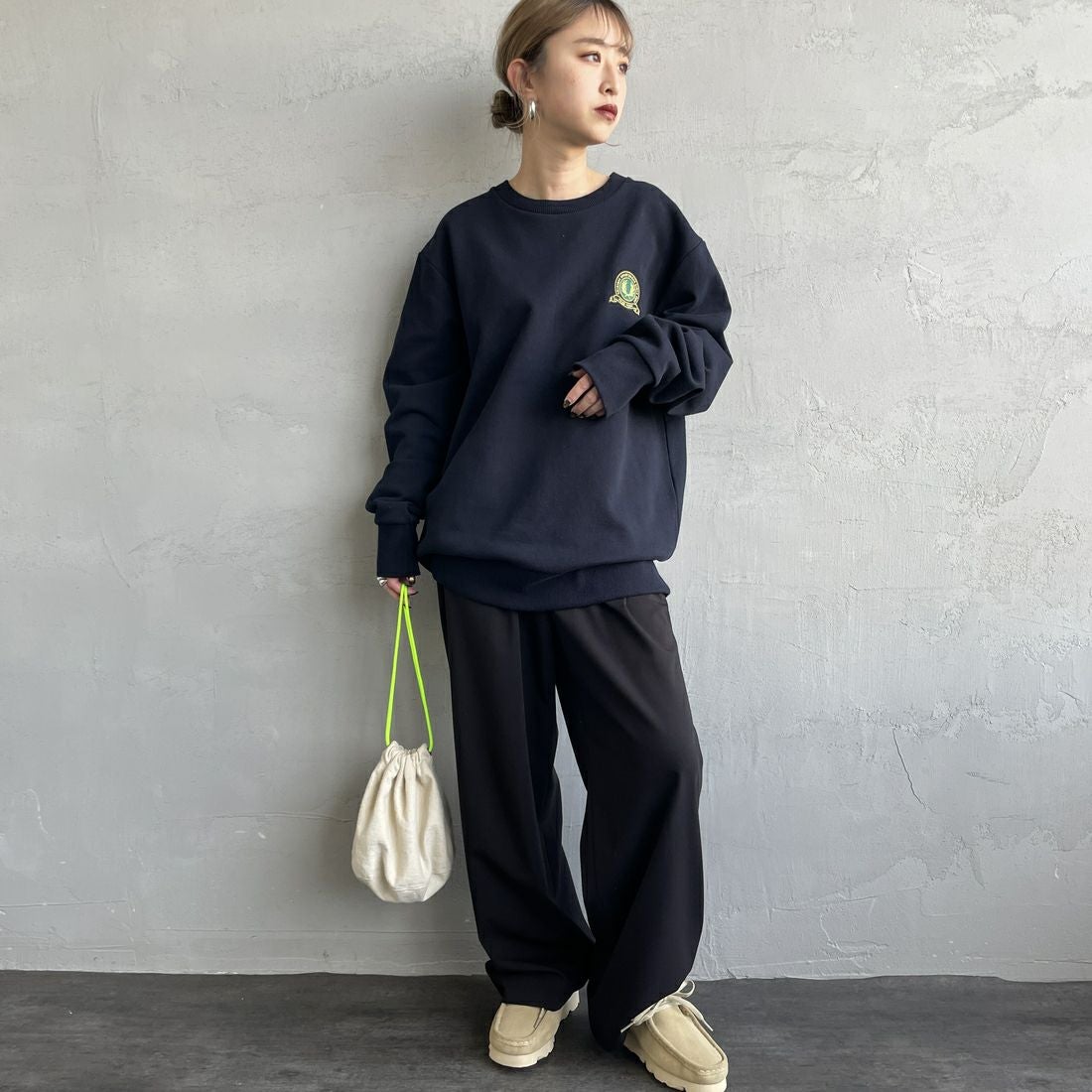 FRED PERRY [フレッドペリー] テニスバッジ クルーネックスウェット [M1751] 608 NAVY &&モデル身長：150cm 着用サイズ：S&&