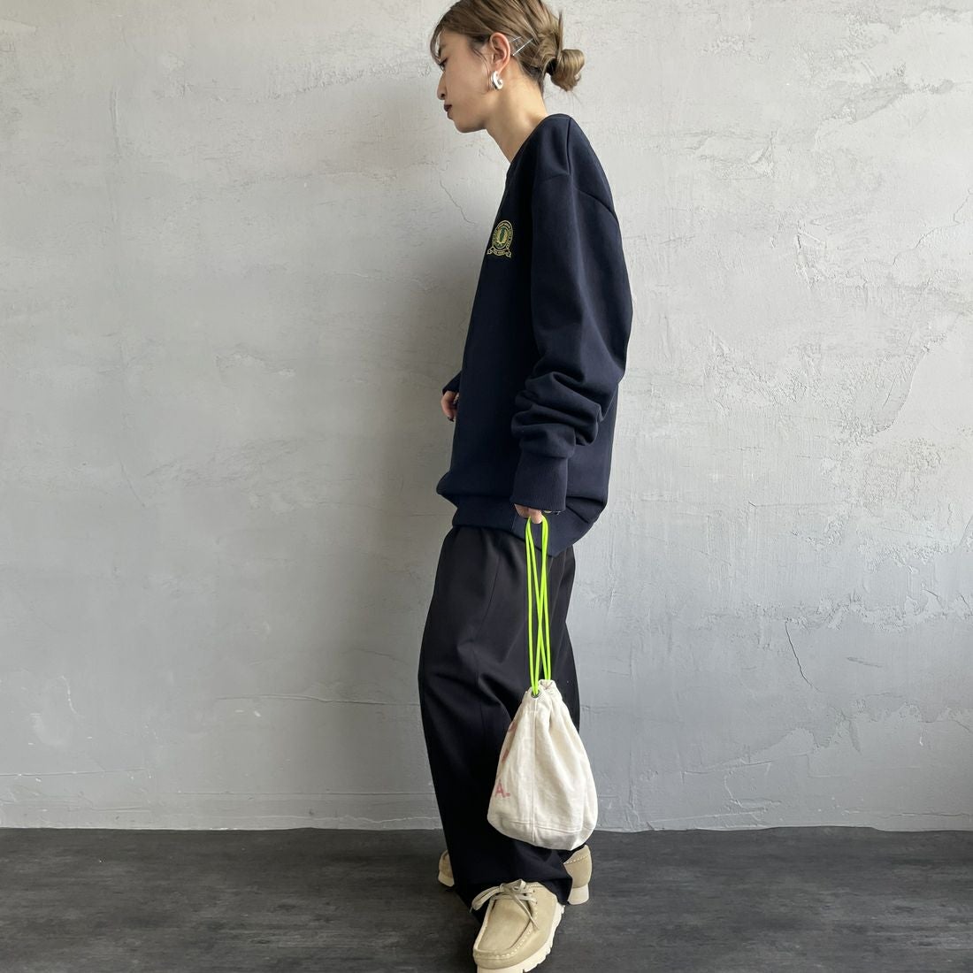 FRED PERRY [フレッドペリー] テニスバッジ クルーネックスウェット [M1751] 608 NAVY &&モデル身長：150cm 着用サイズ：S&&