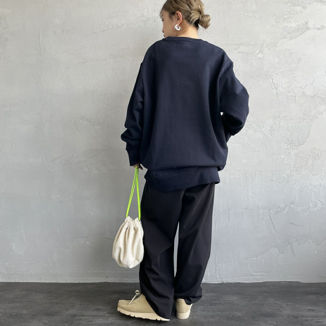 FRED PERRY [フレッドペリー] テニスバッジ クルーネックスウェット [M1751] 608 NAVY &&モデル身長：150cm 着用サイズ：S&&