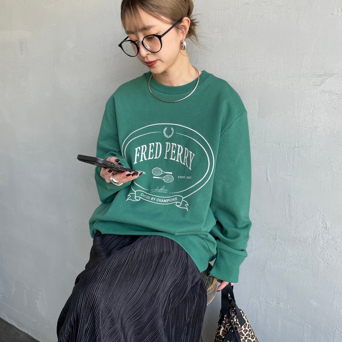 FRED PERRY [フレッドペリー] Chosen by Champions クルーネックスウェット [M1605] Z18 SPORT &&モデル身長：150cm 着用サイズ：S&&