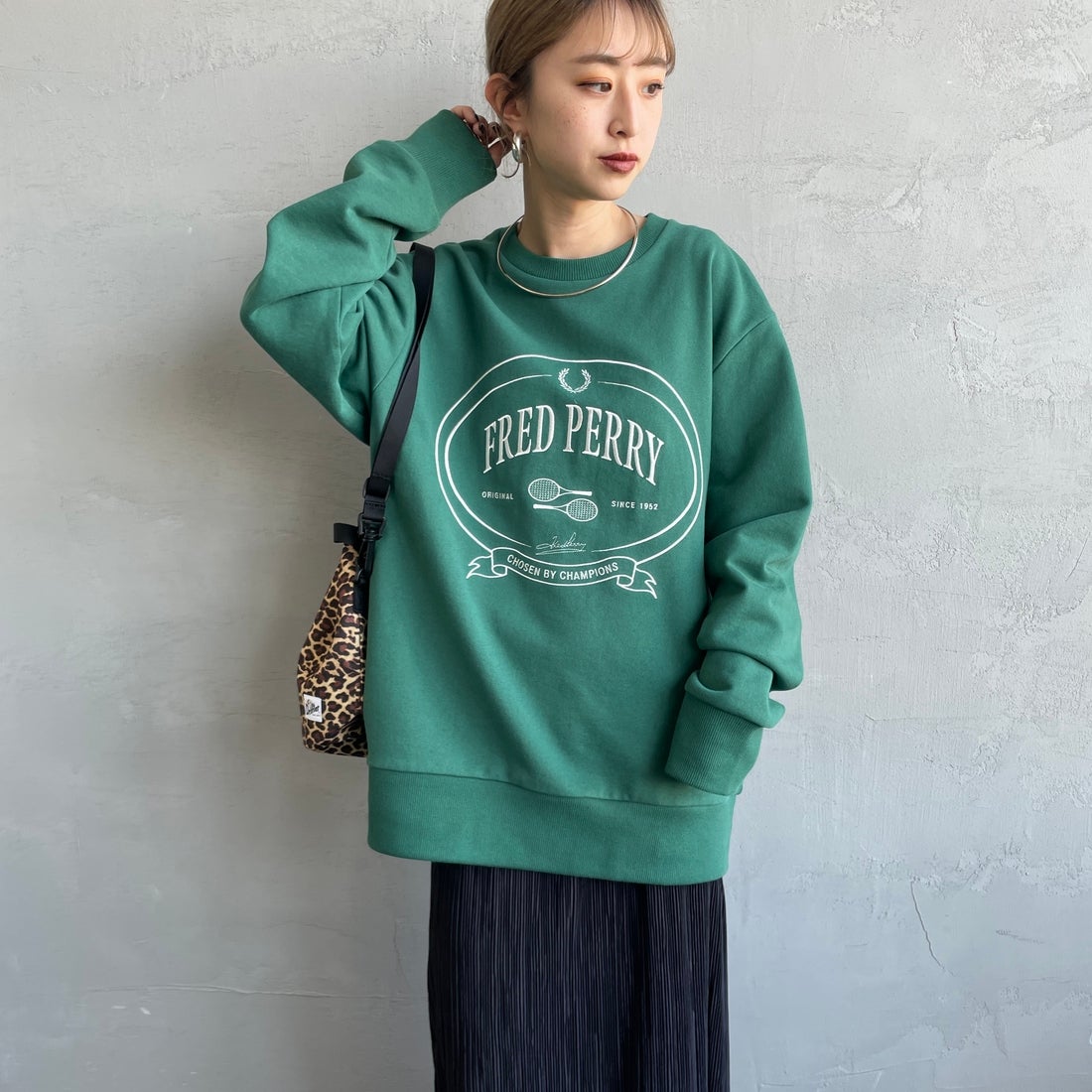 FRED PERRY [フレッドペリー] Chosen by Champions クルーネックスウェット [M1605] Z18 SPORT &&モデル身長：150cm 着用サイズ：S&&