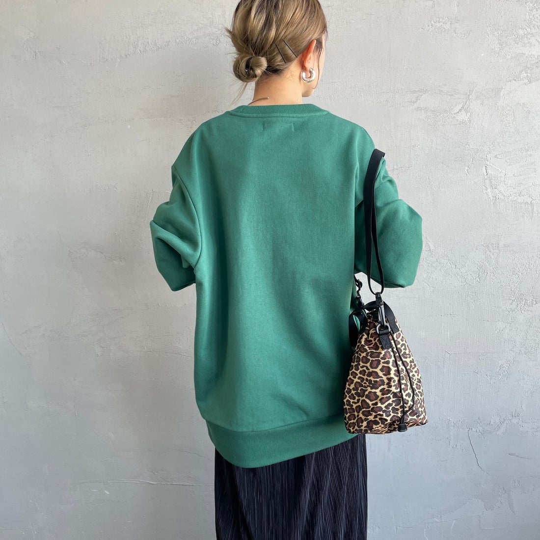 FRED PERRY [フレッドペリー] Chosen by Champions クルーネックスウェット [M1605] Z18 SPORT &&モデル身長：150cm 着用サイズ：S&&