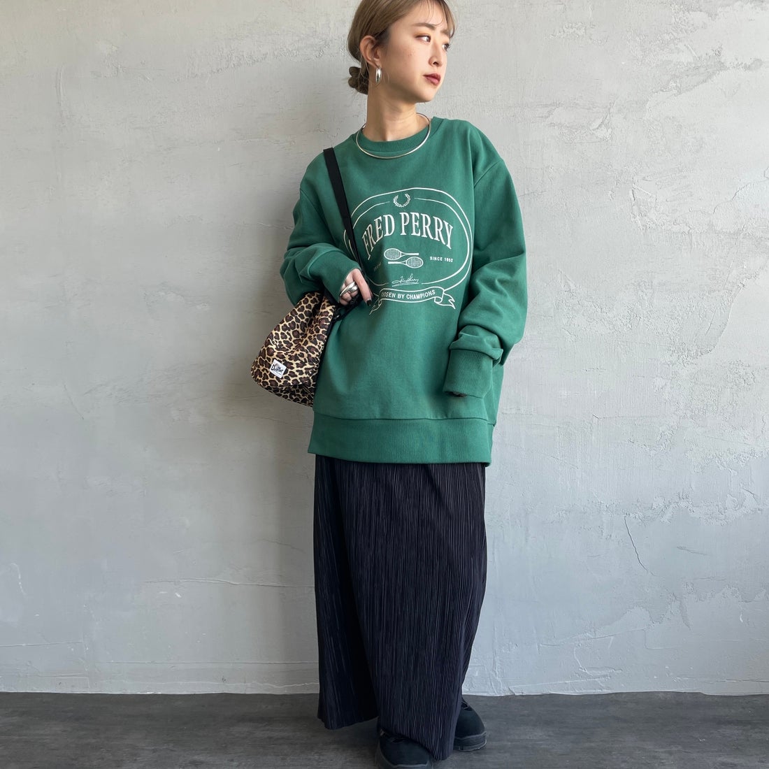 FRED PERRY [フレッドペリー] Chosen by Champions クルーネックスウェット [M1605] Z18 SPORT &&モデル身長：150cm 着用サイズ：S&&