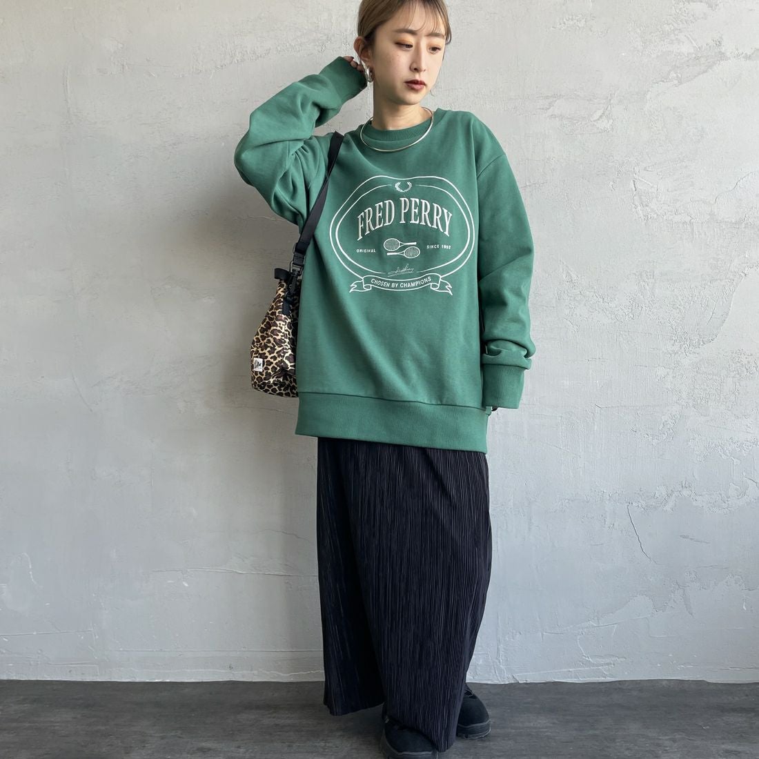 FRED PERRY [フレッドペリー] Chosen by Champions クルーネックスウェット [M1605] Z18 SPORT &&モデル身長：150cm 着用サイズ：S&&