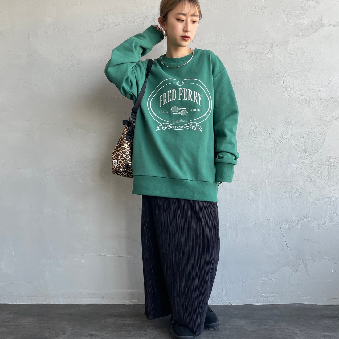 FRED PERRY [フレッドペリー] Chosen by Champions クルーネックスウェット [M1605] Z18 SPORT &&モデル身長：150cm 着用サイズ：S&&