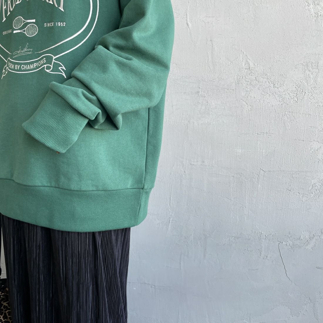 FRED PERRY [フレッドペリー] Chosen by Champions クルーネックスウェット [M1605] Z18 SPORT &&モデル身長：150cm 着用サイズ：S&&