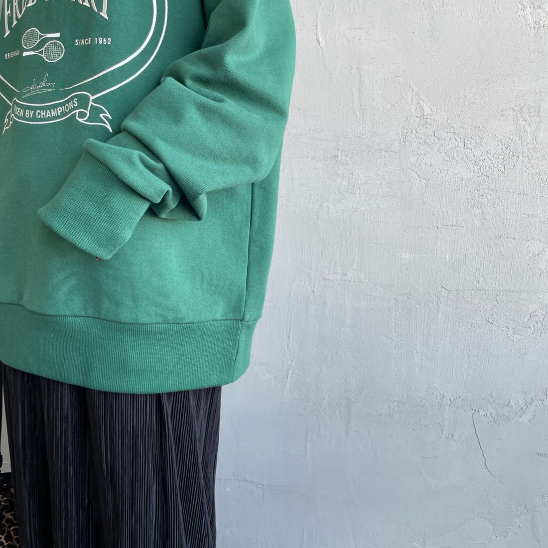 FRED PERRY [フレッドペリー] Chosen by Champions クルーネックスウェット [M1605] Z18 SPORT &&モデル身長：150cm 着用サイズ：S&&