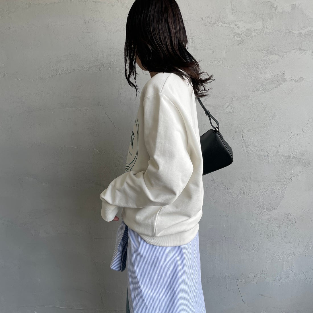 FRED PERRY [フレッドペリー] Chosen by Champions クルーネックスウェット [M1605] 129 SNOW W &&モデル身長：160cm 着用サイズ：S&&