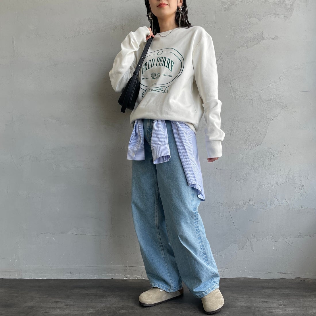 FRED PERRY [フレッドペリー] Chosen by Champions クルーネックスウェット [M1605] 129 SNOW W &&モデル身長：160cm 着用サイズ：S&&