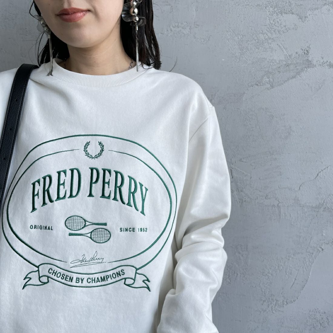 FRED PERRY [フレッドペリー] Chosen by Champions クルーネックスウェット [M1605] 129 SNOW W &&モデル身長：160cm 着用サイズ：S&&