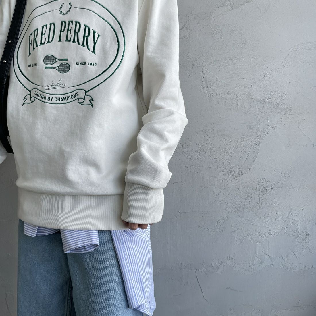 FRED PERRY [フレッドペリー] Chosen by Champions クルーネックスウェット [M1605] 129 SNOW W &&モデル身長：160cm 着用サイズ：S&&