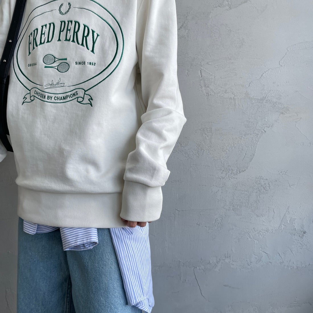 FRED PERRY [フレッドペリー] Chosen by Champions クルーネックスウェット [M1605] 129 SNOW W &&モデル身長：160cm 着用サイズ：S&&