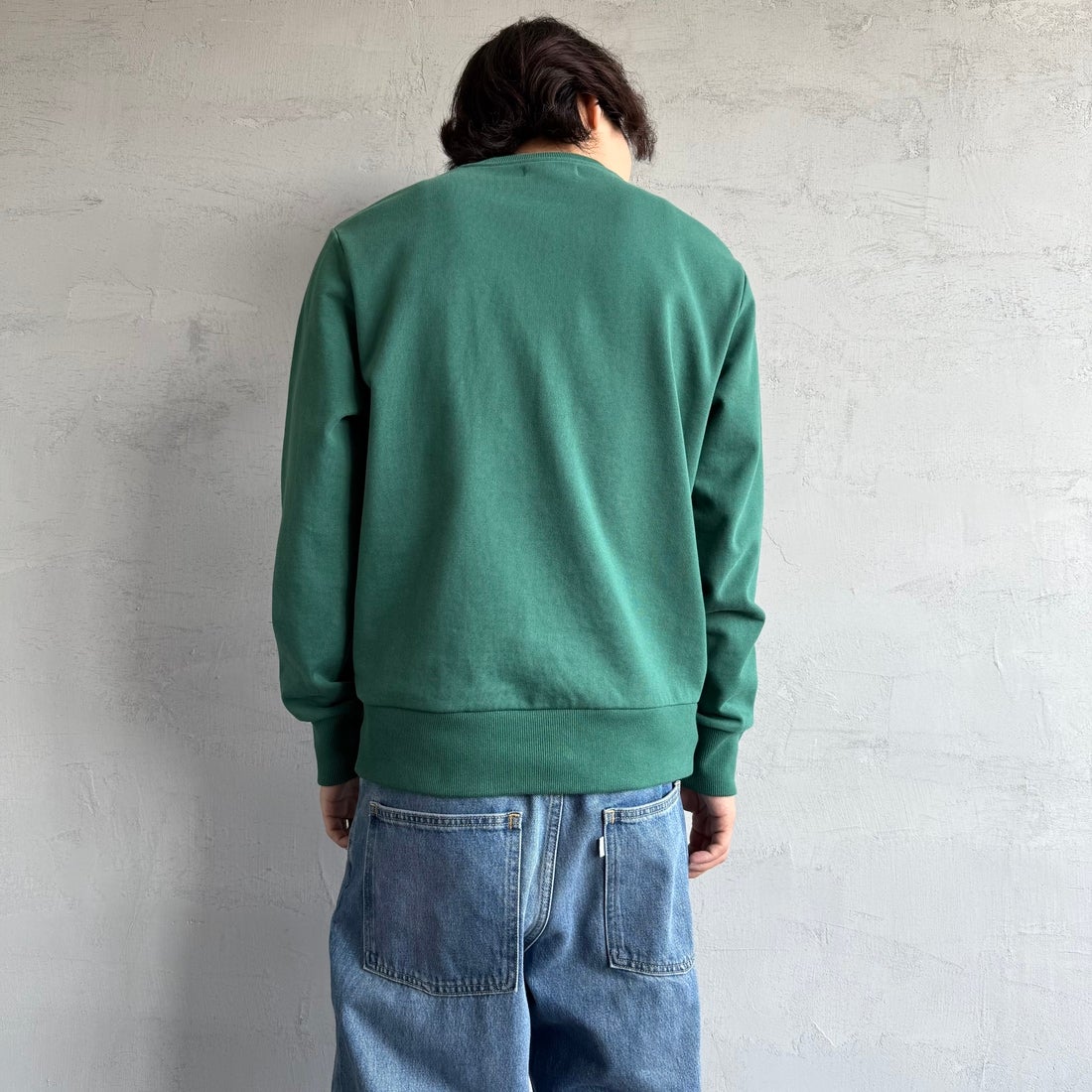 FRED PERRY [フレッドペリー] Chosen by Champions クルーネックスウェット [M1605] Z18 SPORT &&モデル身長：179cm 着用サイズ：M&&