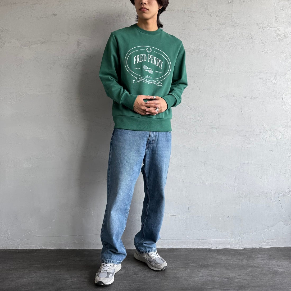 FRED PERRY [フレッドペリー] Chosen by Champions クルーネックスウェット [M1605] Z18 SPORT &&モデル身長：179cm 着用サイズ：M&&