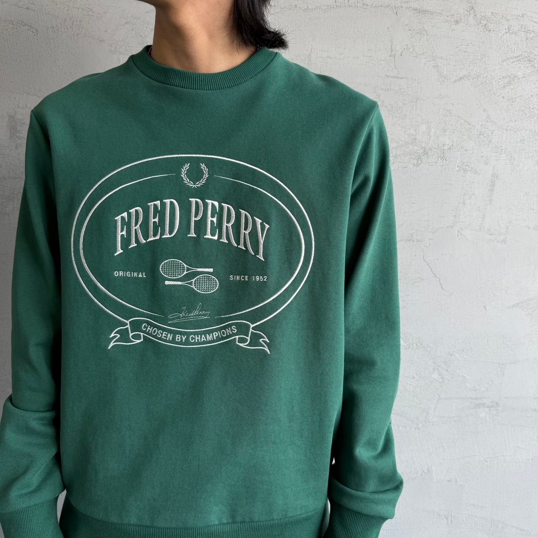 FRED PERRY [フレッドペリー] Chosen by Champions クルーネックスウェット [M1605] Z18 SPORT &&モデル身長：179cm 着用サイズ：M&&