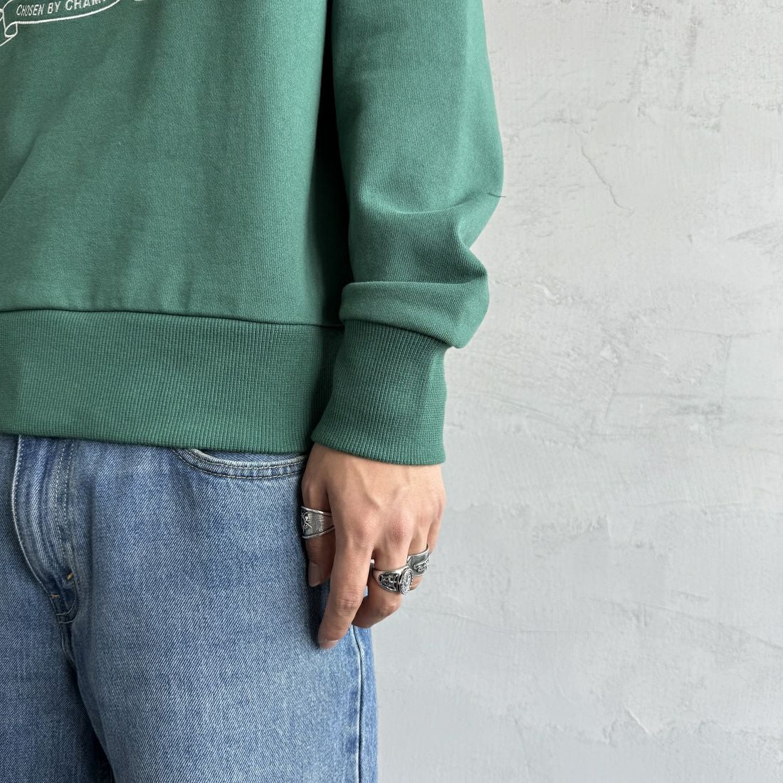 FRED PERRY [フレッドペリー] Chosen by Champions クルーネックスウェット [M1605] Z18 SPORT &&モデル身長：179cm 着用サイズ：M&&