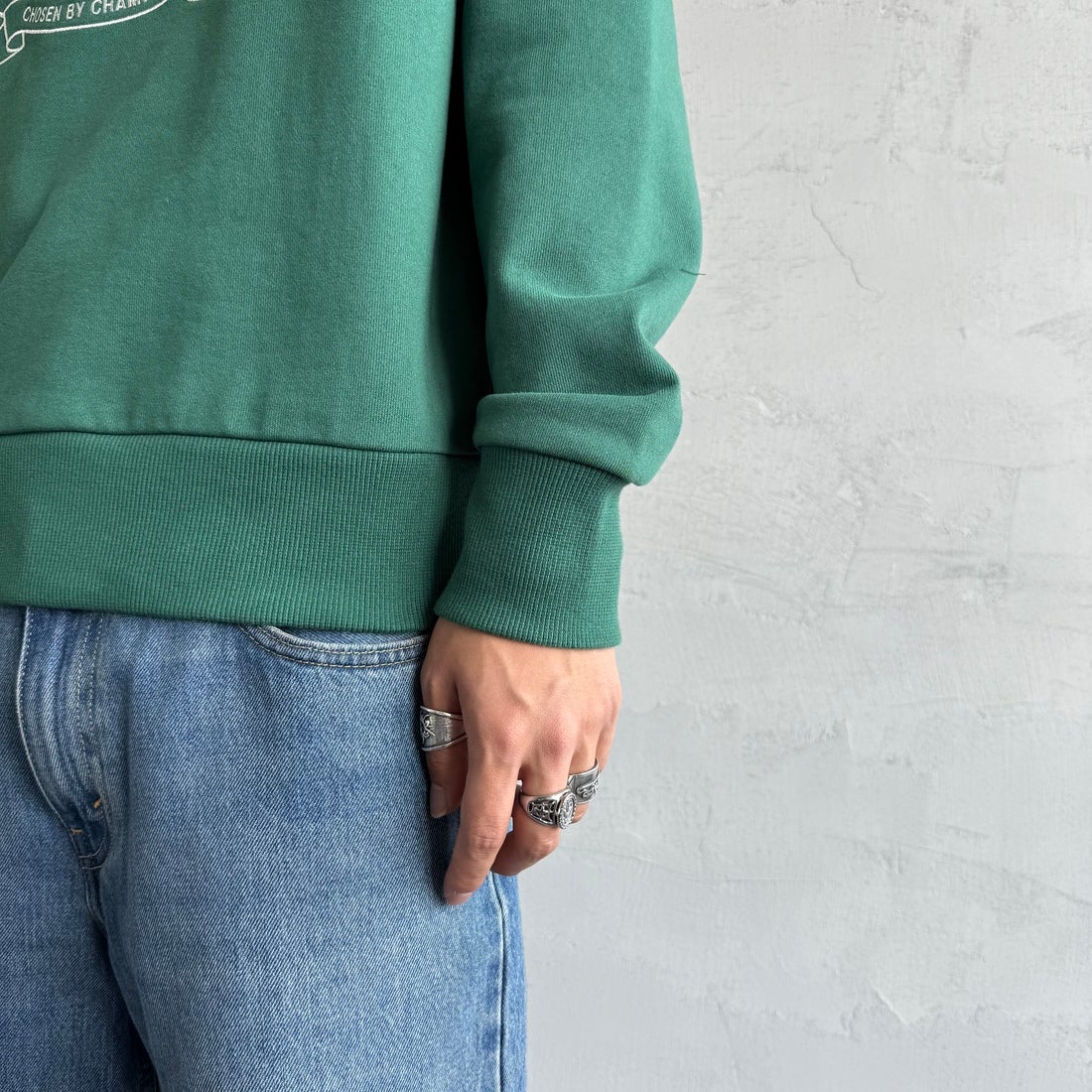 FRED PERRY [フレッドペリー] Chosen by Champions クルーネックスウェット [M1605] Z18 SPORT &&モデル身長：179cm 着用サイズ：M&&