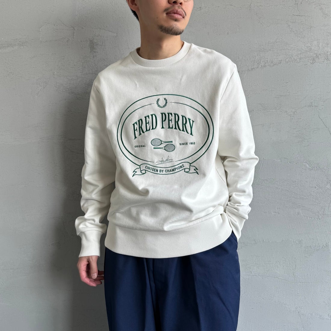 FRED PERRY [フレッドペリー] Chosen by Champions クルーネックスウェット [M1605] 129 SNOW W &&モデル身長：168cm 着用サイズ：M&&