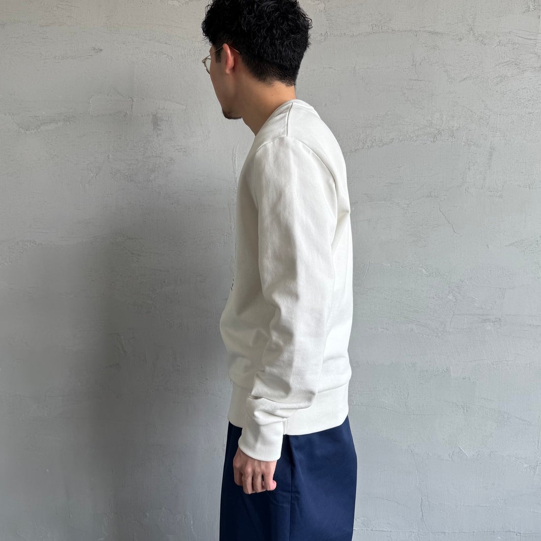 FRED PERRY [フレッドペリー] Chosen by Champions クルーネックスウェット [M1605] 129 SNOW W &&モデル身長：168cm 着用サイズ：M&&