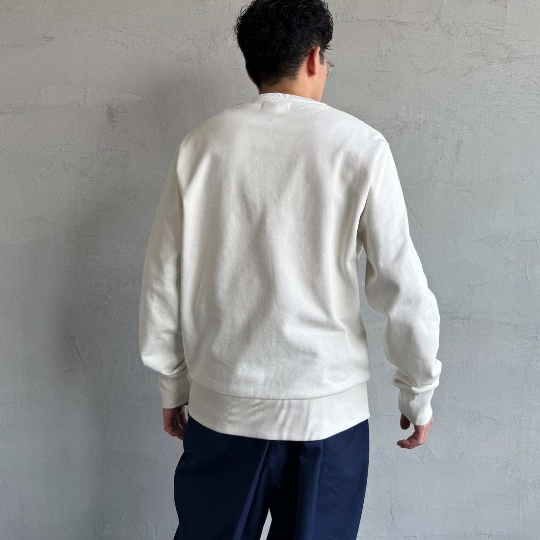FRED PERRY [フレッドペリー] Chosen by Champions クルーネックスウェット [M1605] 129 SNOW W &&モデル身長：168cm 着用サイズ：M&&
