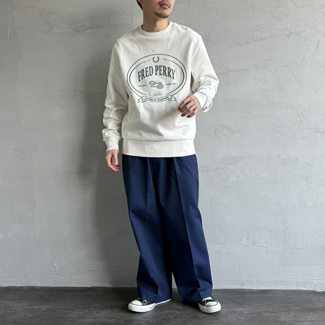 FRED PERRY [フレッドペリー] Chosen by Champions クルーネックスウェット [M1605] 129 SNOW W &&モデル身長：168cm 着用サイズ：M&&