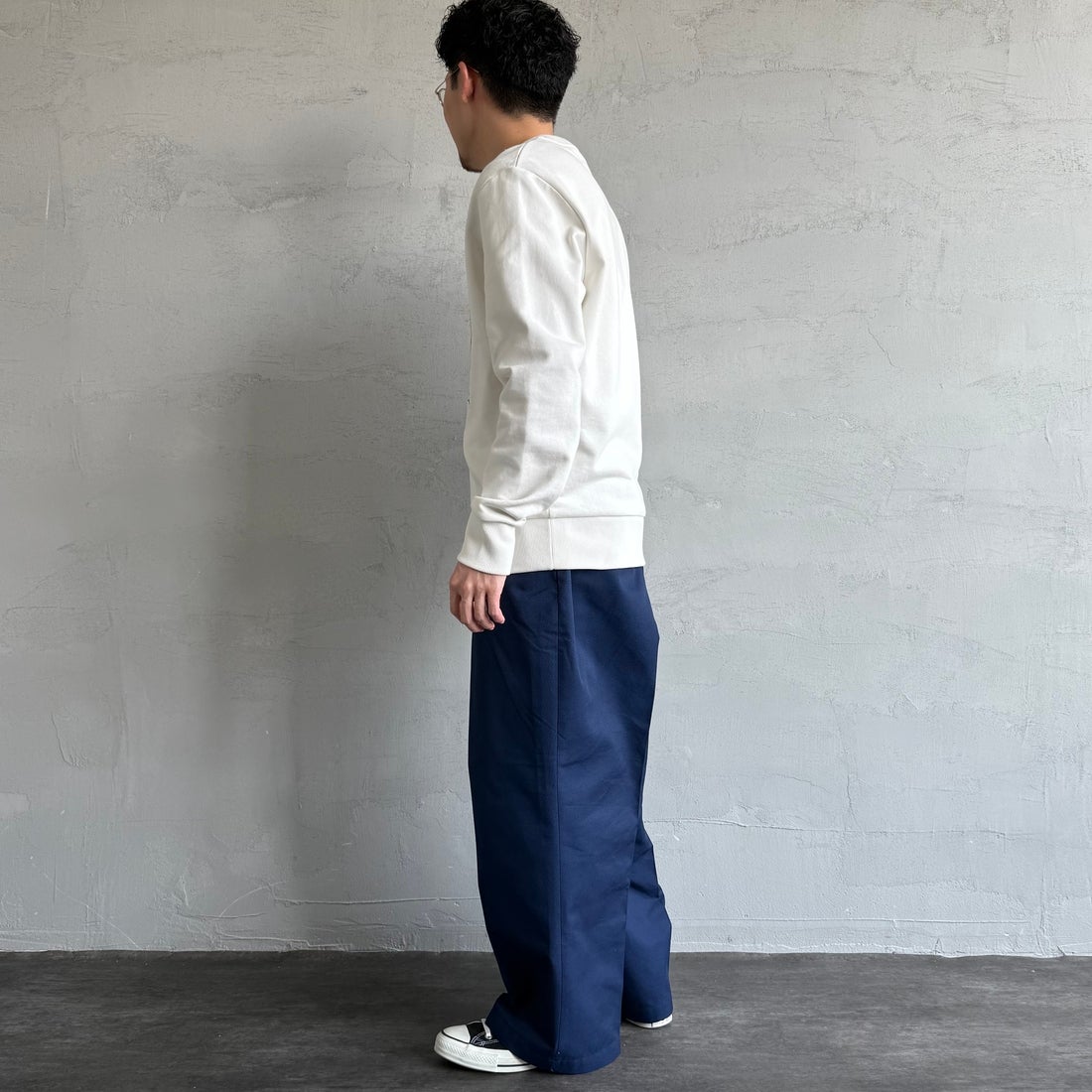 FRED PERRY [フレッドペリー] Chosen by Champions クルーネックスウェット [M1605] 129 SNOW W &&モデル身長：168cm 着用サイズ：M&&