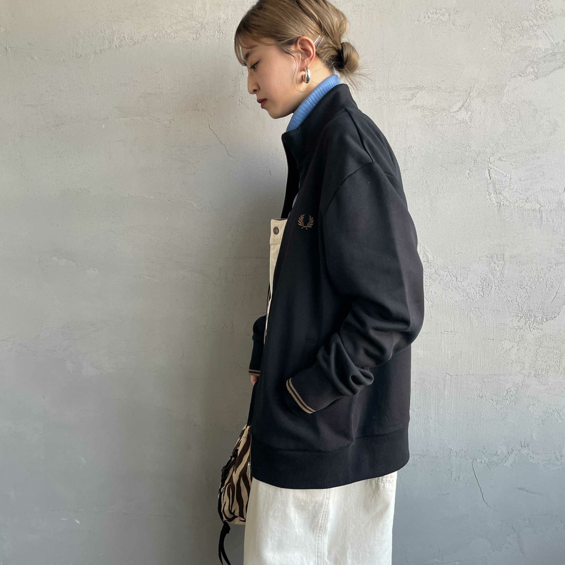 FRED PERRY [フレッドペリー] ジップスルースウェット [J1327] 102 BLACK &&モデル身長：150cm 着用サイズ：S&&