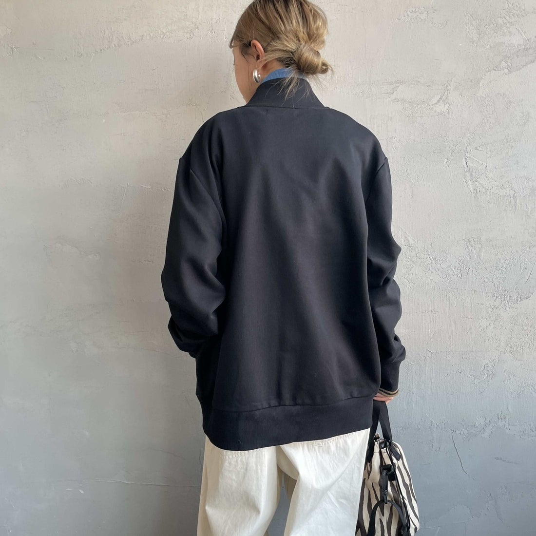 FRED PERRY [フレッドペリー] ジップスルースウェット [J1327] 102 BLACK &&モデル身長：150cm 着用サイズ：S&&