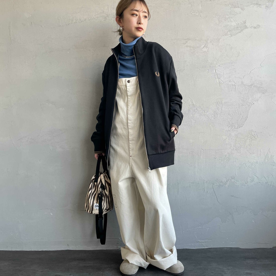 FRED PERRY [フレッドペリー] ジップスルースウェット [J1327] 102 BLACK &&モデル身長：150cm 着用サイズ：S&&