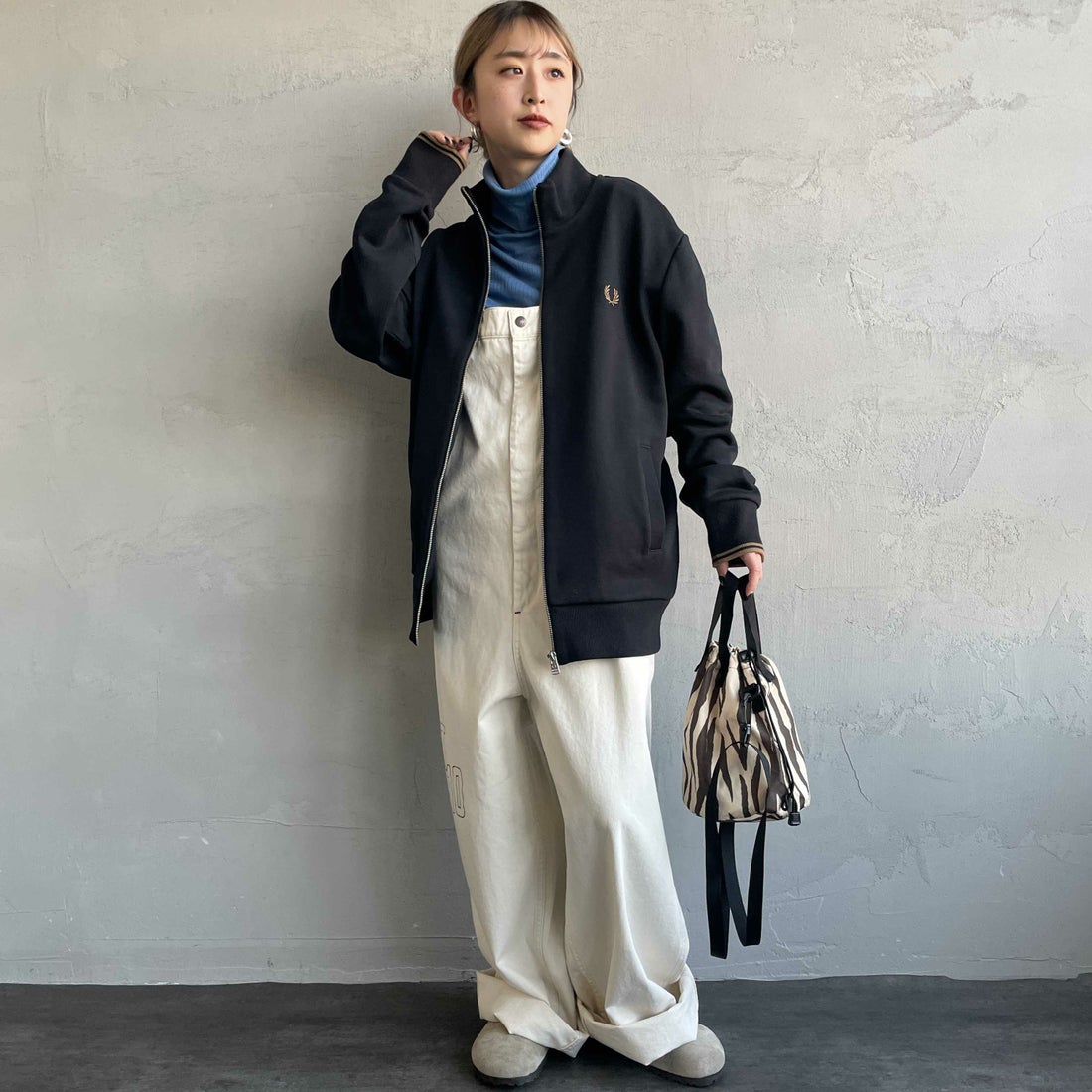 FRED PERRY [フレッドペリー] ジップスルースウェット [J1327] 102 BLACK &&モデル身長：150cm 着用サイズ：S&&