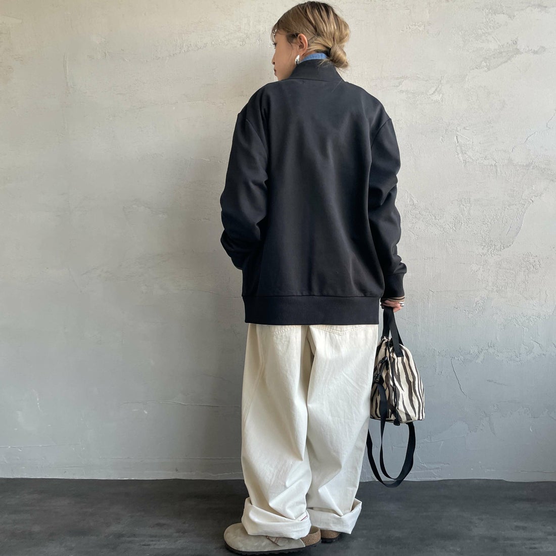 FRED PERRY [フレッドペリー] ジップスルースウェット [J1327] 102 BLACK &&モデル身長：150cm 着用サイズ：S&&