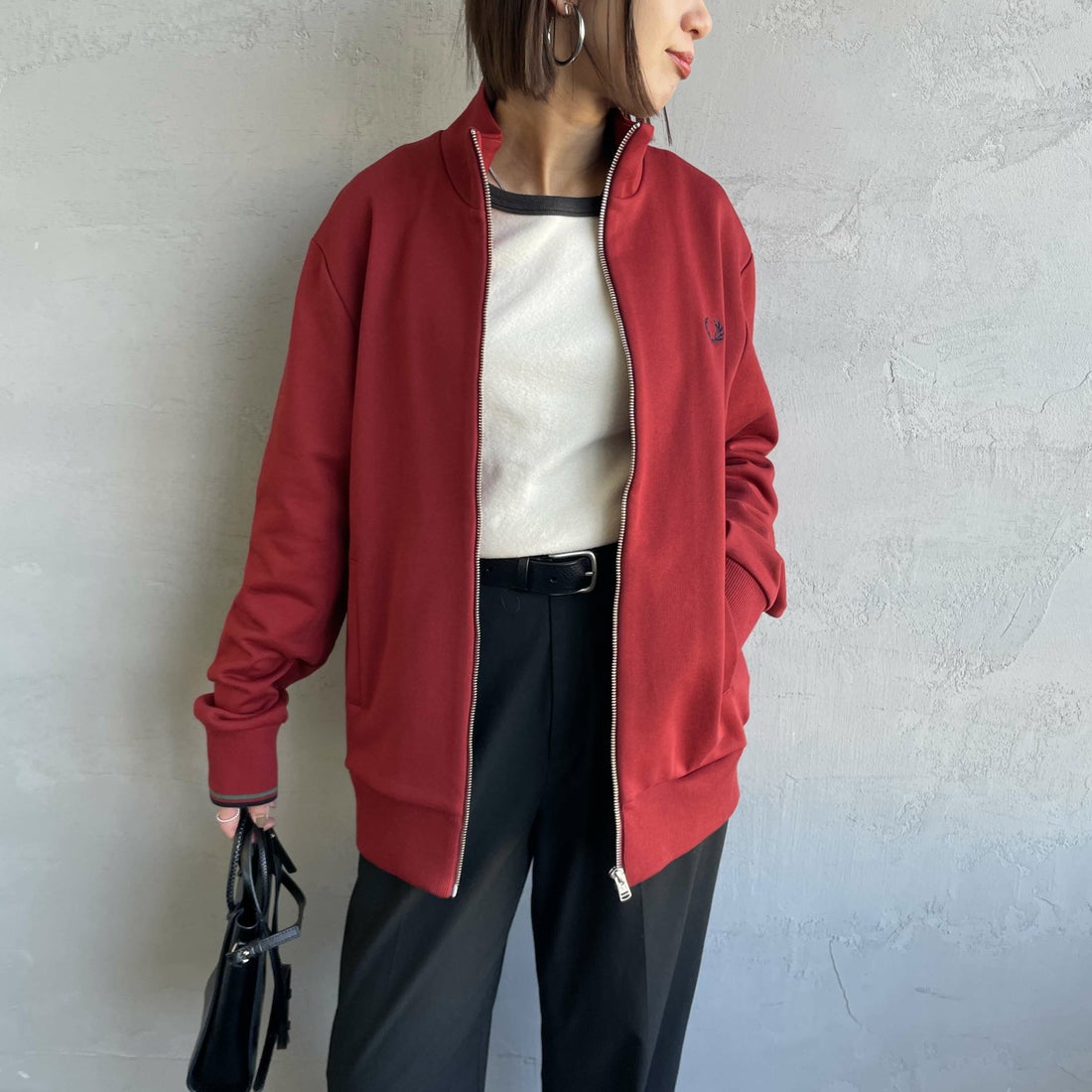 FRED PERRY [フレッドペリー] ジップスルースウェット [J1327] M02 BURNT &&モデル身長：160cm 着用サイズ：S&&