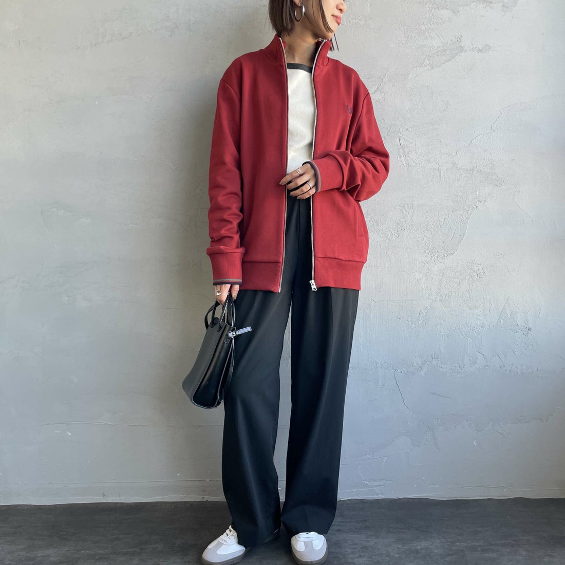 FRED PERRY [フレッドペリー] ジップスルースウェット [J1327] M02 BURNT &&モデル身長：160cm 着用サイズ：S&&