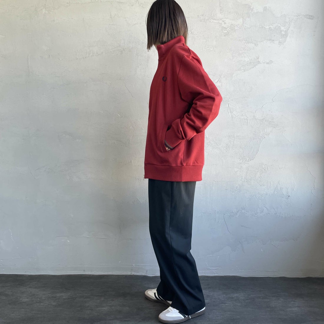 FRED PERRY [フレッドペリー] ジップスルースウェット [J1327] M02 BURNT &&モデル身長：160cm 着用サイズ：S&&
