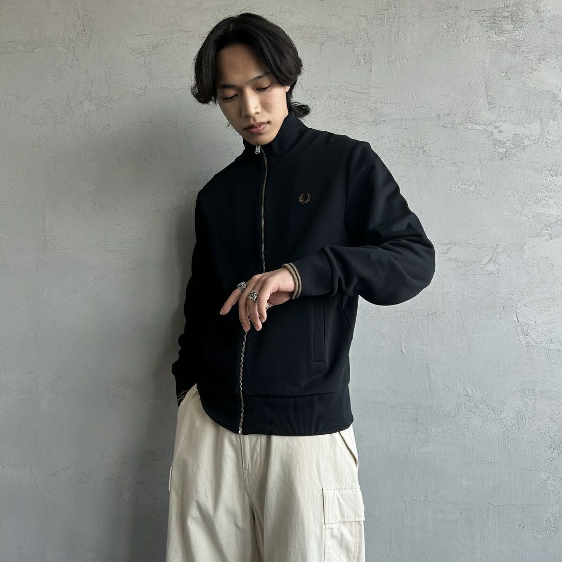 FRED PERRY [フレッドペリー] ジップスルースウェット [J1327] 102 BLACK &&モデル身長：179cm 着用サイズ：M&&